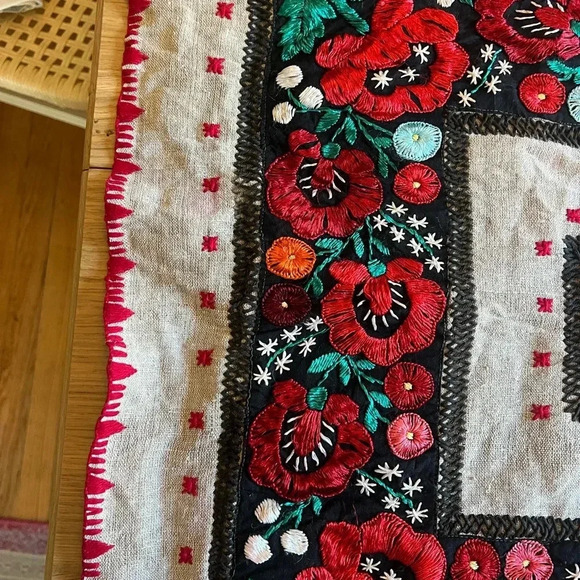 Vintage Hand-Embroidered Floral Linen Tablecloth 25x25 - Red & Black Design - Picture 7 of 9